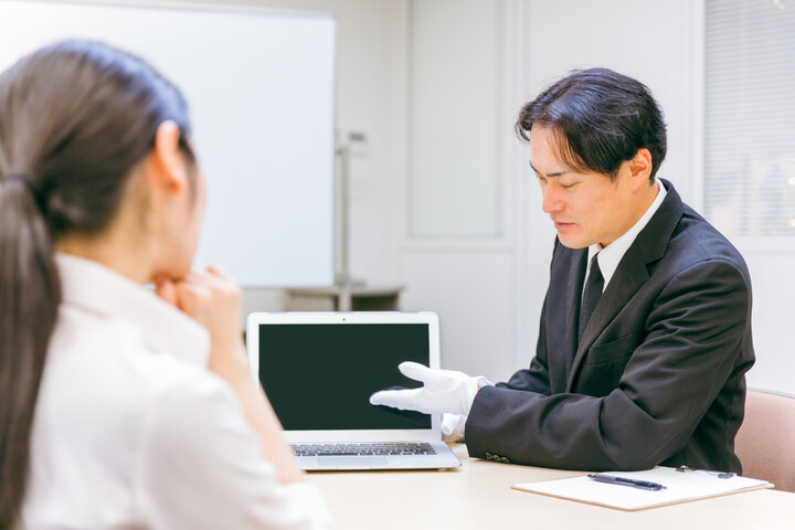 無理にすすめず説明する様子