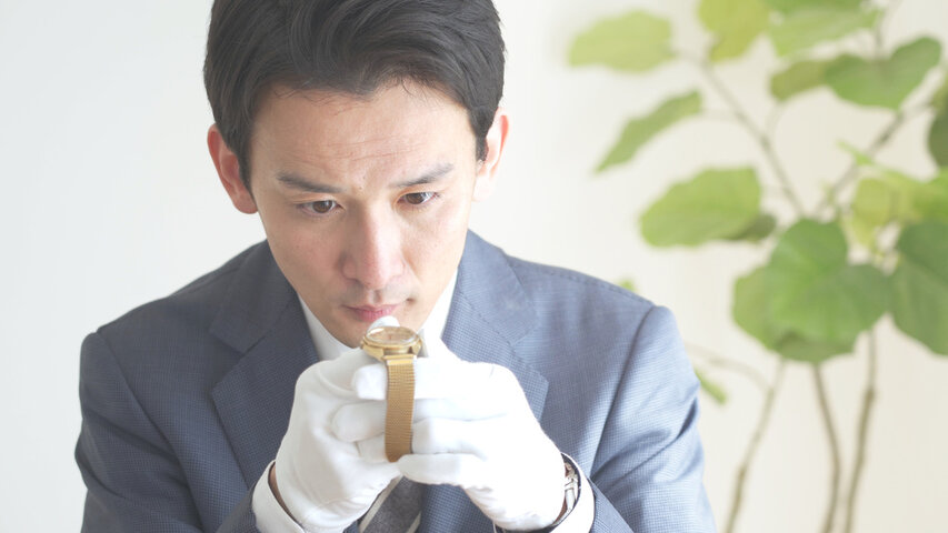 価値を見逃さず査定する様子